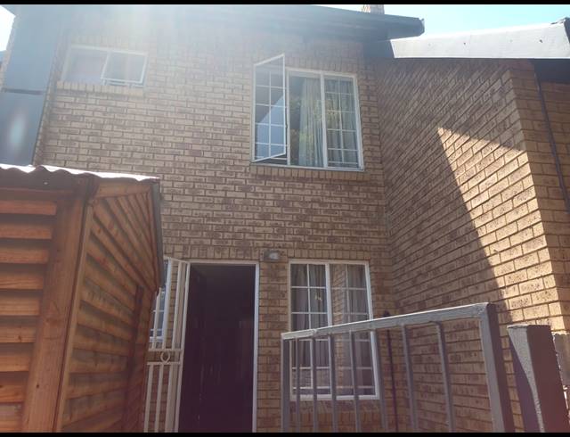 2 BEDROOM DUPLEX FOR SALE IN VAN RIEBEECK PARK